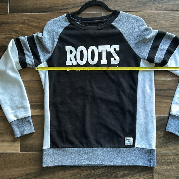 Woman’s Roots Canada 🇨🇦 Crewneck Sweatshirt - Picture 6 of 7